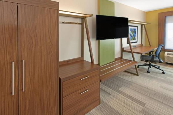 Workspace - Holiday Inn Express & Suites - Sterling Heights-Detroit Area an IHG Hotel