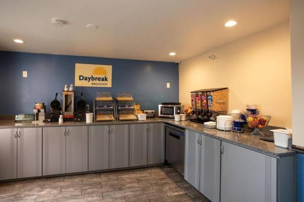 Days Inn & Suites by Wyndham Traverse City