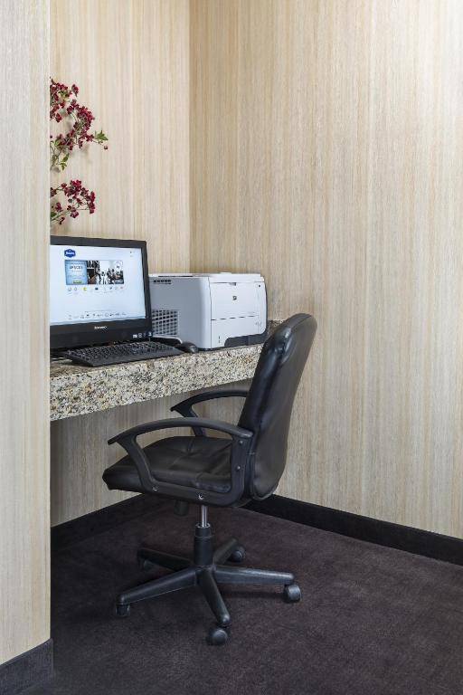 Workspace - Hampton Inn Minneapolis-Burnsville