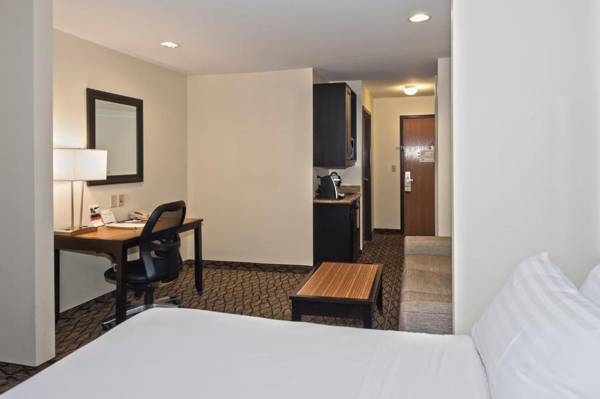 Workspace - Holiday Inn Express Hotel & Suites Chanhassen an IHG Hotel