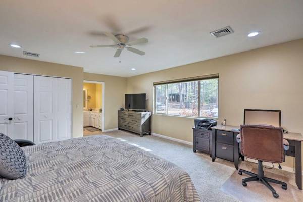 Workspace - Dog-Friendly Home with Deck on Pinetop Lakes Course!