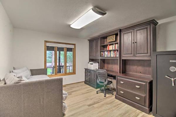 Workspace - Chic Pinetop Retreat with Separate Apartment!