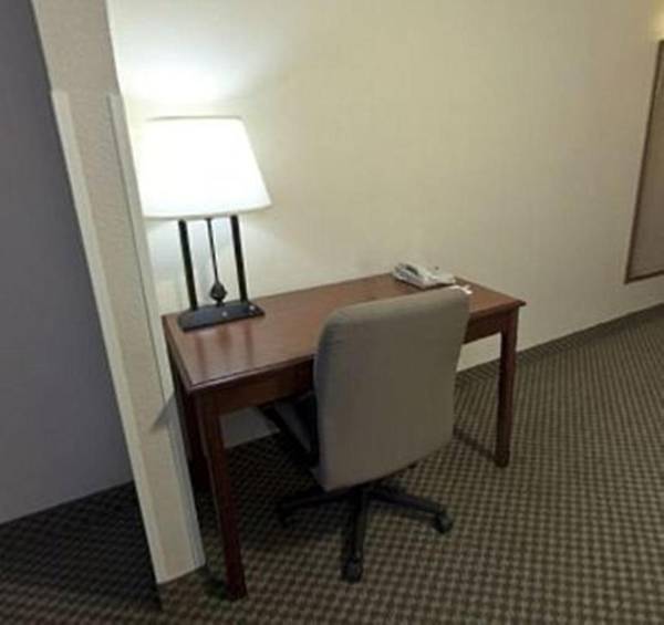 Workspace - Holiday Inn Express Hotel & Suites Forest an IHG Hotel