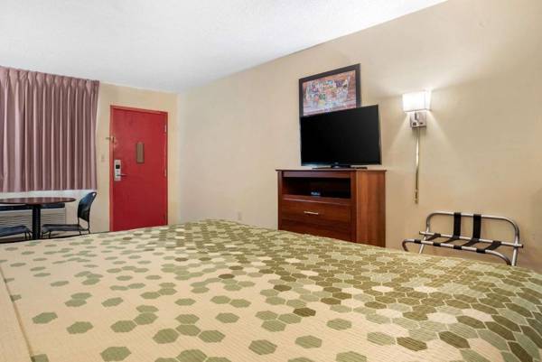 Econo Lodge Inn & Suites Forest