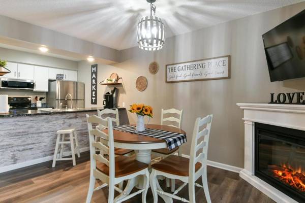 Sweet Clover - Indoor pool - HOT TUB AREA - Resort Style - Center of Branson!!