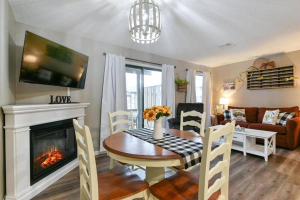 Sweet Clover - Indoor pool - HOT TUB AREA - Resort Style - Center of Branson!!