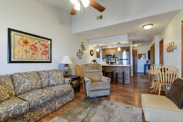 Divine 9 Condo - RESORT AMENITIES - Fishing Lake - HIKING TRAILS - So Comfy!!
