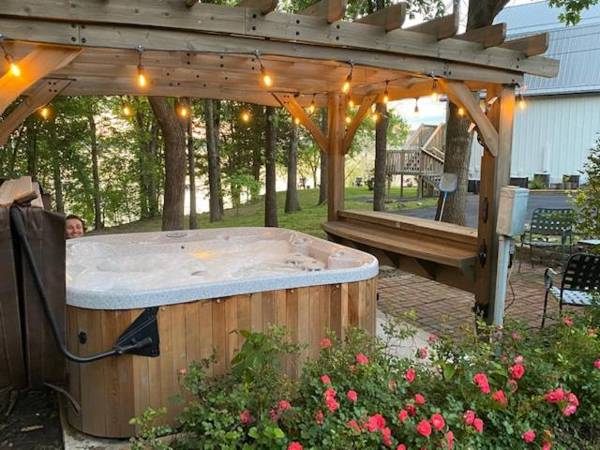 2 bdr Suite Right on Lake Tablerock Near Big Cedar Lodge Red Bud Cove