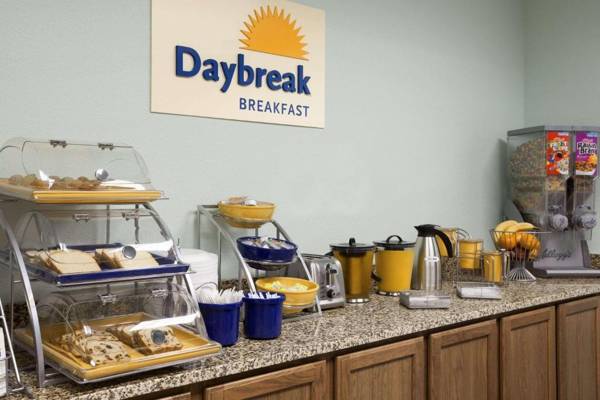 Days Inn & Suites by Wyndham Columbus NE