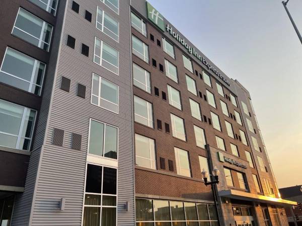 Holiday Inn Express & Suites - Lincoln Downtown  an IHG Hotel