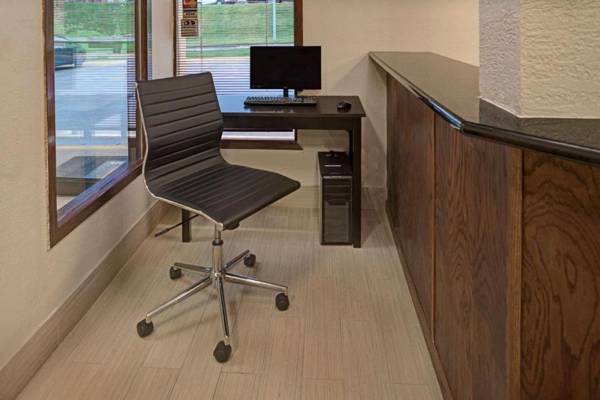 Workspace - Super 8 by Wyndham Omaha I-80 West