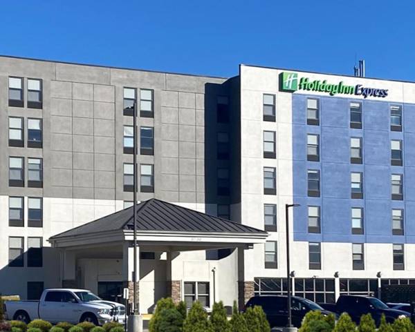 Holiday Inn Express & Suites Central Omaha an IHG Hotel