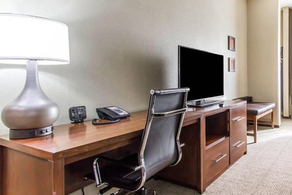 Workspace - Comfort Suites West Omaha