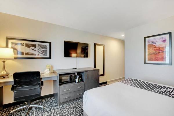 Workspace - La Quinta Inn & Suites by Wyndham Las Vegas Nellis