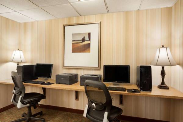 Workspace - Country Inn & Suites by Radisson Manchester Airport NH