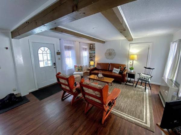 Cozy Chic Downtown Franconia Apartment small town feel close to tons of area attractions