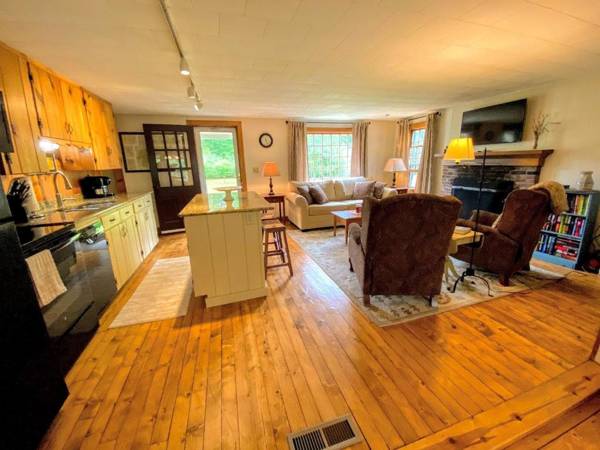 GC Adorable home 20 minutes from CannonFranconia Notch Fire Pit wifi laundry Pet friendly