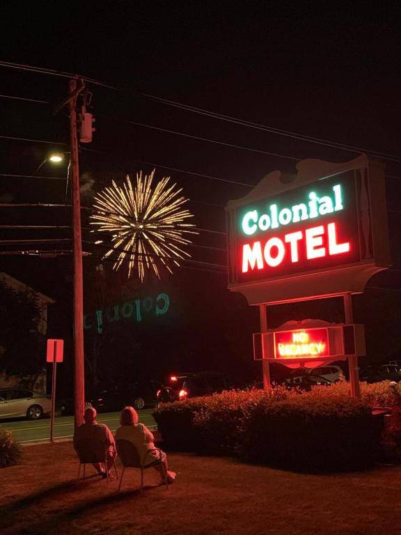 Colonial Motel