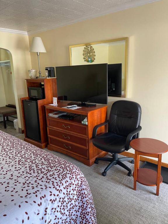 Workspace - Colonial Motel
