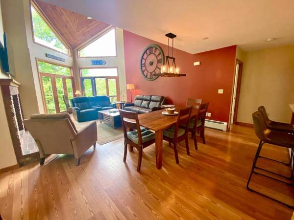 C4 Beautiful homey slopeside townhouse for your family getaway in the heart of the White Mountains!