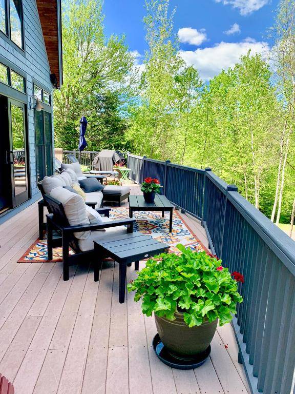 E5 Beautiful Bretton Woods slopeside home amazing views of Mount Washington Hot Tub AC