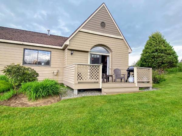 F4 Warm Fairway Village Townhome mountain views and large lawn So much to do