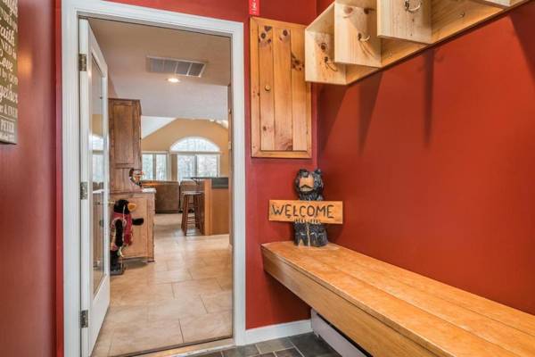 G5 WOW Stunning single level home next to golf course and Mt Washington Hotel AC skiing