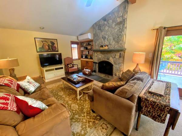 O1 Slopeside Bretton Woods cottage with AC large patio and private yard Walk to slopes