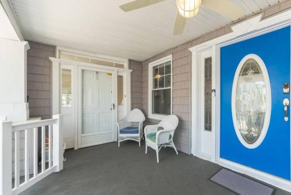 Beach Block 7 bdrms Parking Patio and Sunroom