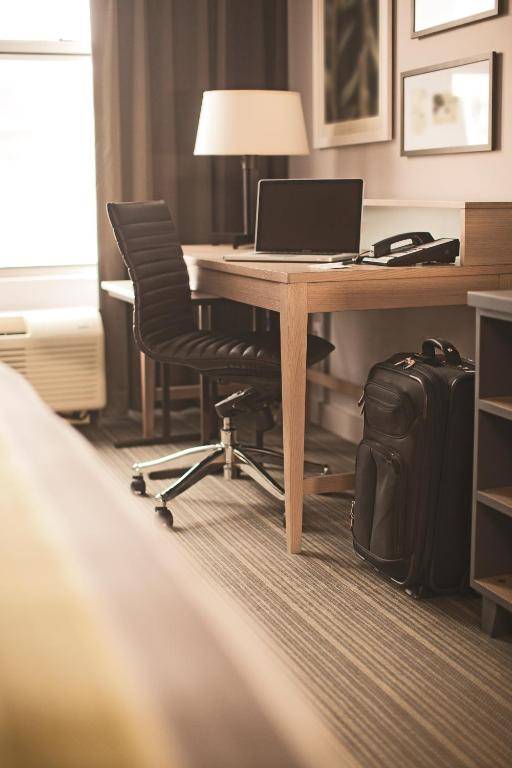 Workspace - Country Inn & Suites by Radisson Newark Airport NJ