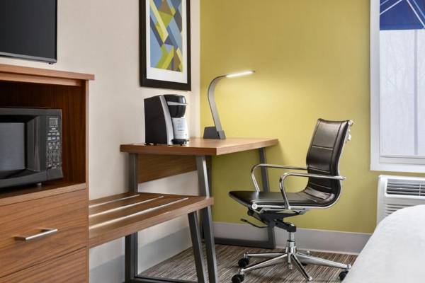 Workspace - Holiday Inn Express Philadelphia-Mt. Laurel an IHG Hotel