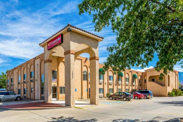 Econo Lodge Inn & Suites