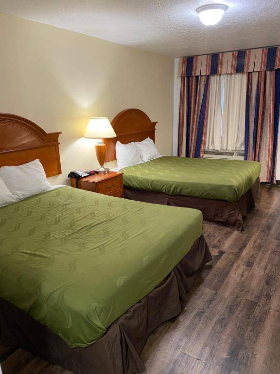 Desert Sands Inn & Suites