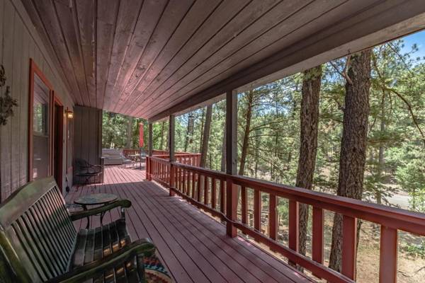 Fort Getaway 3 Bedroom Hot Tub Grill Sleeps 6 TV's AC WiFi Wooded