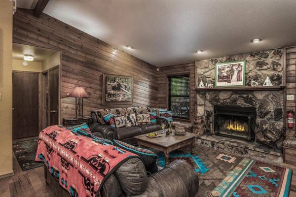 Fort Getaway 3 Bedroom Hot Tub Grill Sleeps 6 TV's AC WiFi Wooded