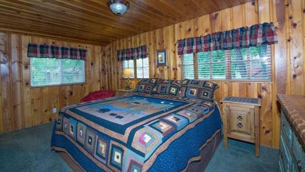 Cabin Fever - Cozy whirlpool cabin near river & downtown