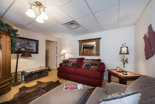 Cedar Creek Retreat 4 Bedrooms Sleeps 10 WiFi Hot Tub Gas Grill