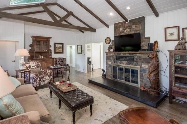 Hill Top Mountain View 4 Bedroom Pets Hot Tub Pool Table Sleeps 10