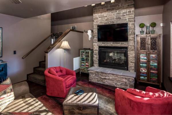 Fifth Dimension 2 Bedrooms WiFi Hot Tub Game Table Grill Sleeps 4