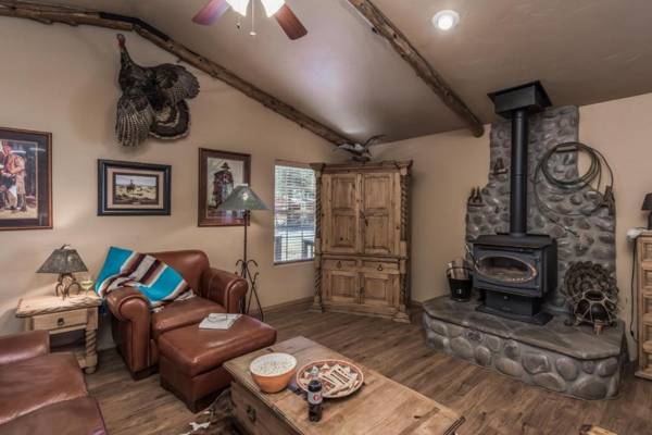 Cowboy Cabin 2 Bedrooms Sleeps 6 Hot Tub Grill Wood Stove