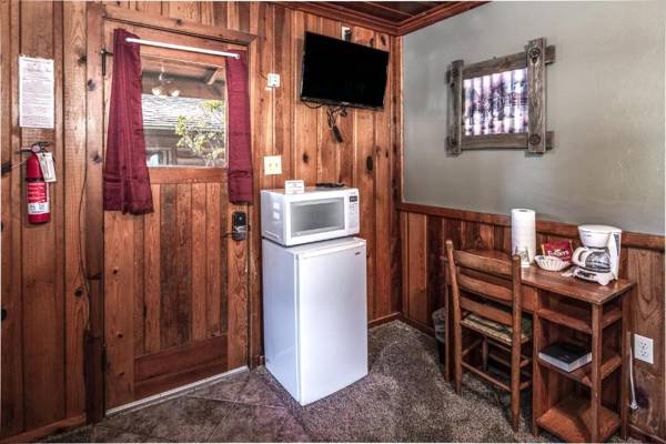 Apache Village 5 Queen Bed Midtown Sleeps 2