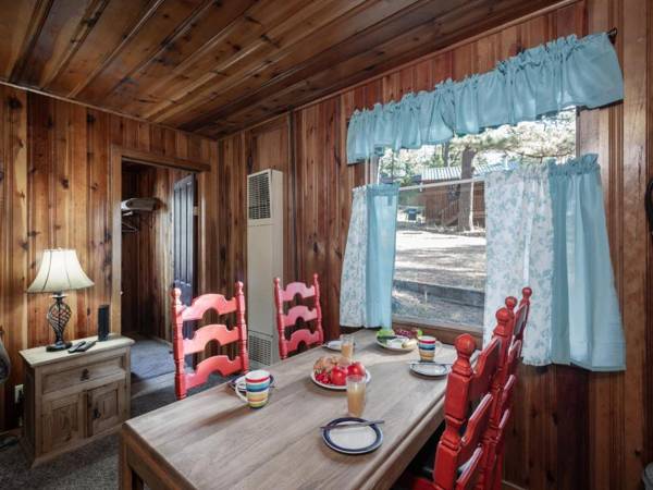 Pine Cabin 2 Bedrooms Fireplace Midtown Sleeps 6