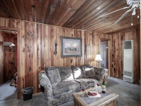 Pine Cabin 2 Bedrooms Fireplace Midtown Sleeps 6