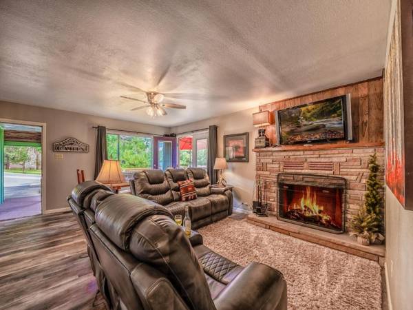 Texas Trio Cabin 3 Bedrooms Hot Tub Fireplace Sleeps 6