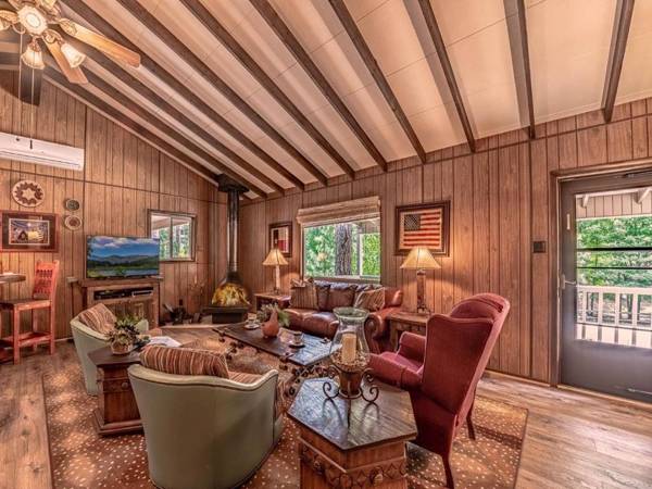 Innjoy 2 Bedrooms Pet Friendly WiFi Wood Fireplace Sleeps 4