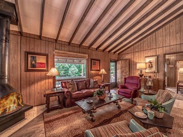 Innjoy 2 Bedrooms Pet Friendly WiFi Wood Fireplace Sleeps 4