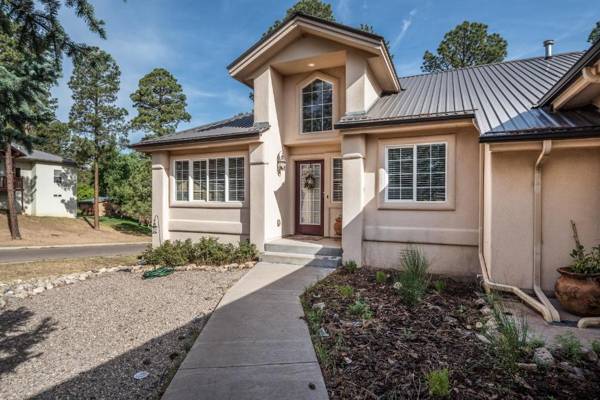 Mountain Soiree 4 Bedrooms Fireplace Hot Tub Covered Deck Sleeps 8