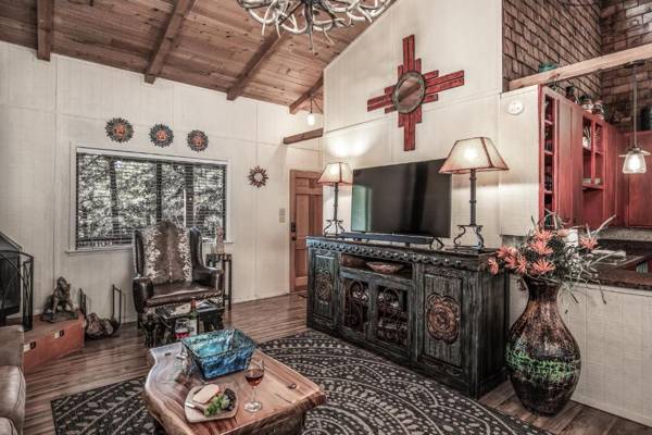 A Climbing Cub 2 Bedroom WiFi HDTV Fireplace Grill Sleeps 6