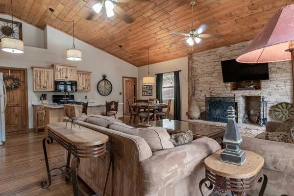 Stunning Ruidoso Cabin with Private Hot Tub!