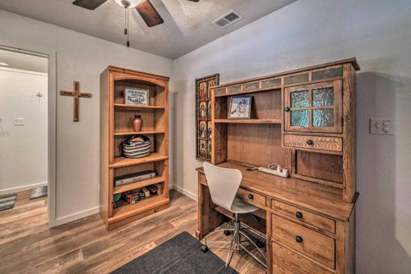 Workspace - Ruidoso Cabin - Walk to Local Park and Downtown